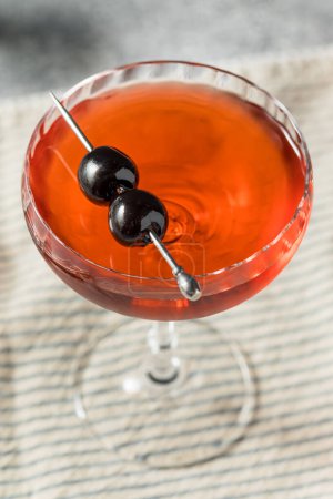 Téléchargez les photos : Boozy Cold Bourbon Left Hand Cocktail with Vermouth and Chocolate Bitters - en image libre de droit