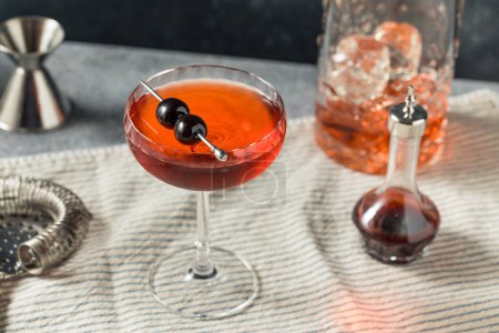Foto de Boozy Cold Bourbon Left Hand Cocktail with Vermouth and Chocolate Bitters - Imagen libre de derechos