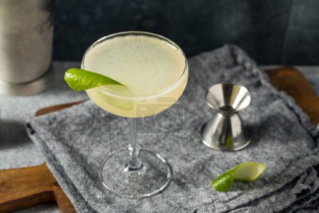Foto de Cold Boozy Elderflower Gin Gimlet Cocktail with Lime - Imagen libre de derechos