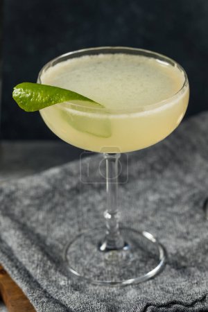 Téléchargez les photos : Cold Boozy Elderflower Gin Gimlet Cocktail with Lime - en image libre de droit