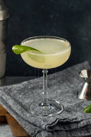 Téléchargez les photos : Cocktail froid Boozy Elderflower Gin Gimlet avec chaux - en image libre de droit
