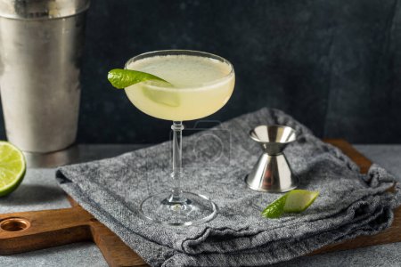 Téléchargez les photos : Cocktail froid Boozy Elderflower Gin Gimlet avec chaux - en image libre de droit