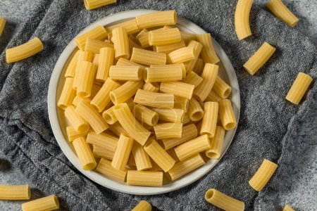Téléchargez les photos : Dry Organic Durum Maccheroni Pasta in a Bowl - en image libre de droit