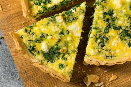 Téléchargez les photos : Homemade Feta Spinach Quiche Tart with Eggs and Onion - en image libre de droit