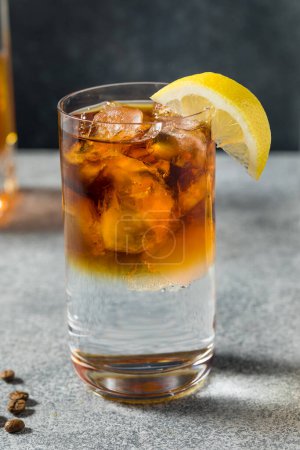 Téléchargez les photos : Cocktail de démarrage rapide bourbon froid Boozy avec tonique et café - en image libre de droit