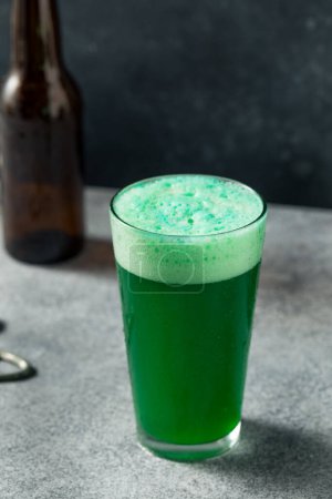 Foto de Boozy Green St Patricks Day Beer in a Pint Glass - Imagen libre de derechos