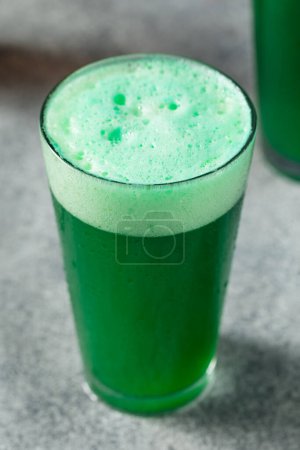 Téléchargez les photos : Boozy Green St Patricks Day bière dans une pinte de verre - en image libre de droit