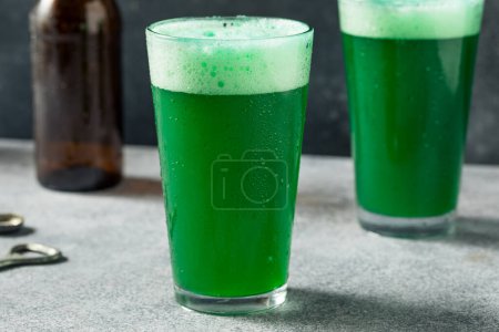 Téléchargez les photos : Boozy Green St Patricks Day Beer in a Pint Glass - en image libre de droit