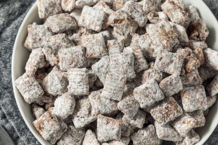 Téléchargez les photos : Homemade Sweet Muddy Buddy Puppy Chow with Peanut Butter and Chocolate - en image libre de droit