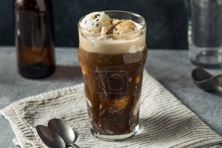 Téléchargez les photos : Flotteur de crème glacée Irish Stout avec bière dans une pinte de verre - en image libre de droit