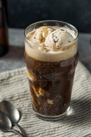 Foto de Irish Stout Ice Cream Float with Beer in a Pint Glass - Imagen libre de derechos