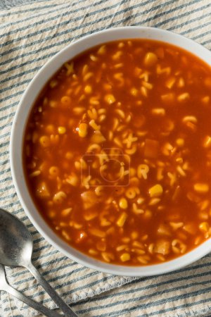 Foto de Healthy Organic Alphabet Tomato Soup in a Bowl - Imagen libre de derechos