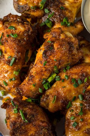 Téléchargez les photos : Homemade Nashville Hot Chicken Wings with Ranch Dressing - en image libre de droit