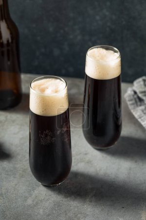 Foto de Boozy Irish Stout Black Velvet Beer Cocktail with Champagne - Imagen libre de derechos