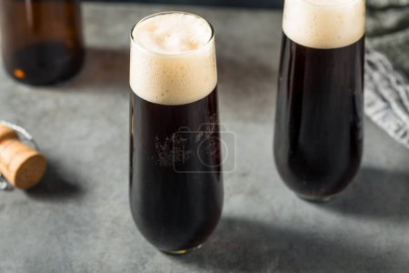 Téléchargez les photos : Boozy Irish Stout Black Velvet Beer Cocktail avec Champagne - en image libre de droit