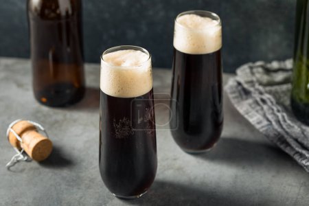 Téléchargez les photos : Boozy Irish Stout Black Velvet Beer Cocktail avec Champagne - en image libre de droit