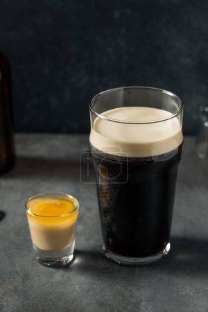 Foto de Cóctel irlandés Boozy Bomb Shot con cerveza Stout para el día de San Patricio - Imagen libre de derechos