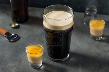Téléchargez les photos : Boozy Irish Bomb Shot Cocktail avec bière Stout pour la St Patricks Day - en image libre de droit