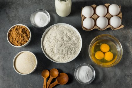 Foto de Ingredientes orgánicos para hornear crudos con harina de azúcar, leche y huevos - Imagen libre de derechos