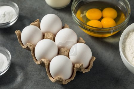 Foto de Raw Organic White Eggs Ready to Bake With - Imagen libre de derechos