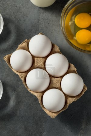 Foto de Huevos blancos orgánicos crudos listos para hornear con - Imagen libre de derechos