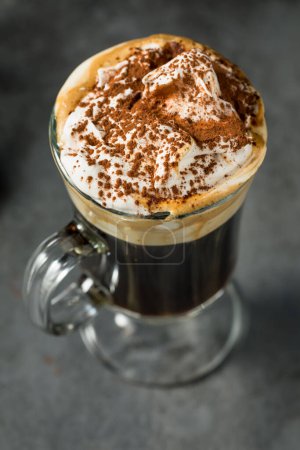 Foto de Bebida de café casero dulce Einspanner con crema batida y cacao - Imagen libre de derechos