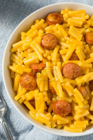 Téléchargez les photos : Hot Dog Macaroni and Cheese Meal in a Bowl - en image libre de droit