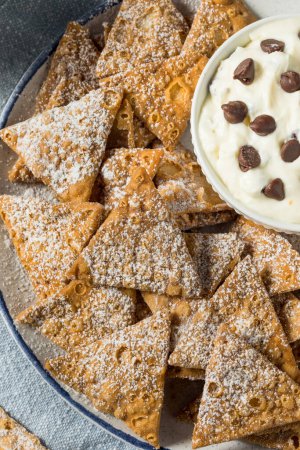 Téléchargez les photos : Homemade Cannoli Chips with Ricotta Dip and Chocolate Chips - en image libre de droit