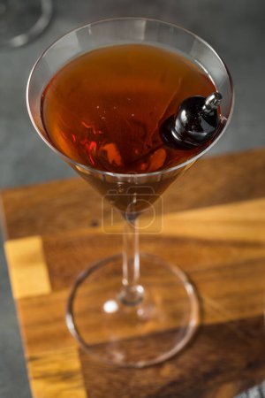 Foto de Boozy Cold Rye Manhattan Cocktail with Cherries - Imagen libre de derechos