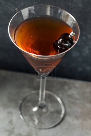 Téléchargez les photos : Boozy Cold Rye Manhattan Cocktail aux cerises - en image libre de droit
