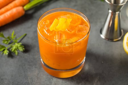 Téléchargez les photos : Cocktail cru froid de carotte bourbon avec jus de citron - en image libre de droit