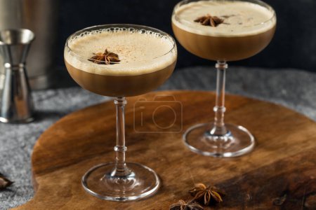Téléchargez les photos : Boozy Vodka Dirty Chai Martini avec MIlk et sirop simple - en image libre de droit