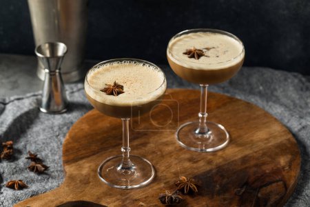 Téléchargez les photos : Boozy Vodka Dirty Chai Martini avec MIlk et sirop simple - en image libre de droit