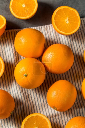 Téléchargez les photos : Bouquet cru biologique d'oranges prêtes à manger - en image libre de droit