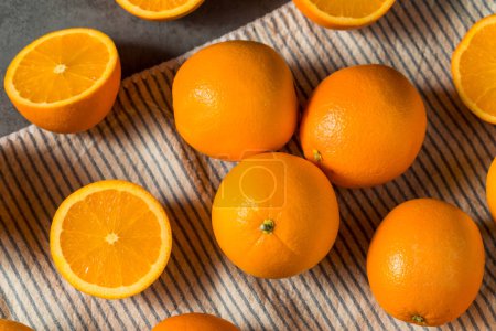 Téléchargez les photos : Bouquet cru biologique d'oranges prêtes à manger - en image libre de droit