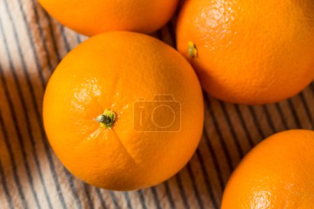 Foto de Ramo crudo orgánico de naranjas listo para comer - Imagen libre de derechos