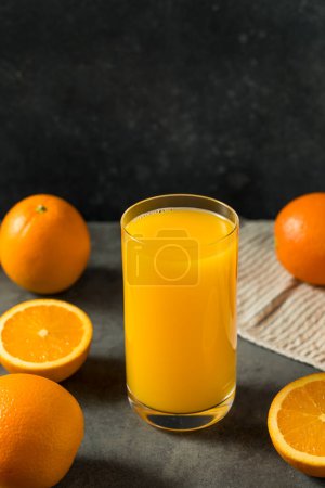 Téléchargez les photos : Jus d'orange frais bio pressé dans un verre - en image libre de droit