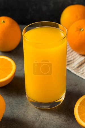 Foto de Zumo de naranja fresco orgánico en un vaso - Imagen libre de derechos