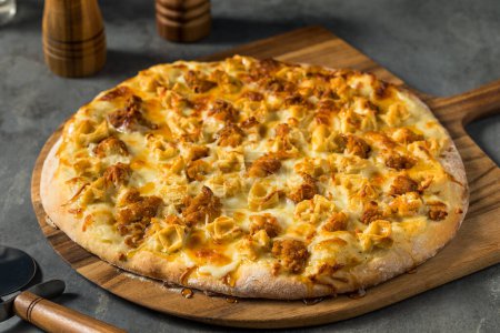Téléchargez les photos : Pizza gastronomique au poulet et gaufres avec sirop et fromage - en image libre de droit