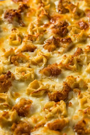 Foto de Pizza de pollo y gofre gourmet con jarabe y queso - Imagen libre de derechos