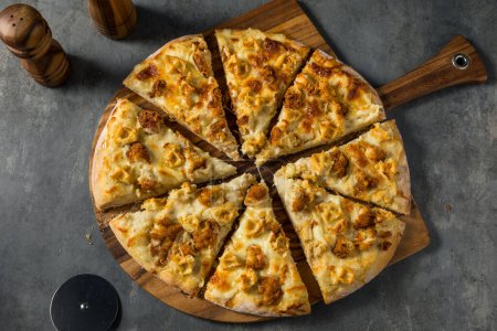 Téléchargez les photos : Pizza gastronomique au poulet et gaufres avec sirop et fromage - en image libre de droit