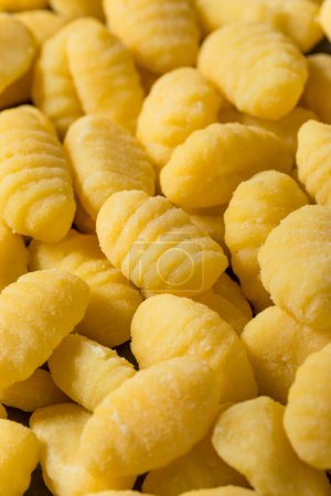 Téléchargez les photos : Pâtes de pommes de terre crues Gnocchi maison prêtes à cuire - en image libre de droit