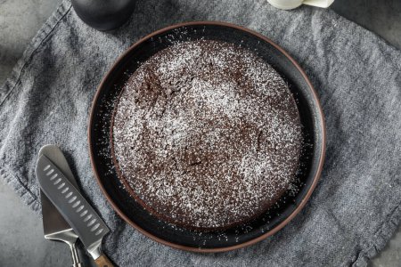 Foto de Pastel de aceite de oliva de chocolate al horno con azúcar en polvo - Imagen libre de derechos
