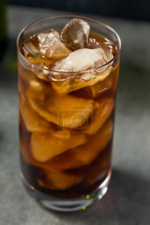 Téléchargez les photos : Rafraîchissant froid Boozy Diet Cola et Champagne avec glace dans un verre - en image libre de droit