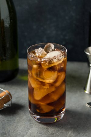 Foto de Refrescante Cola de dieta fría y champán con hielo en una copa - Imagen libre de derechos
