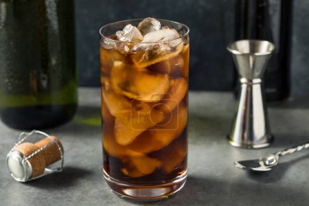Téléchargez les photos : Rafraîchissant froid Boozy Diet Cola et Champagne avec glace dans un verre - en image libre de droit
