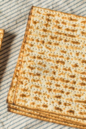 Téléchargez les photos : Pain plat maison juif Matzah prêt à manger - en image libre de droit