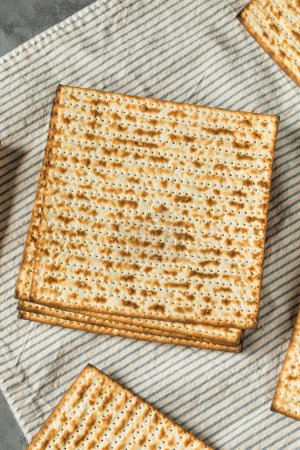 Foto de Hecho en casa judío Matzah Pan plano listo para comer - Imagen libre de derechos
