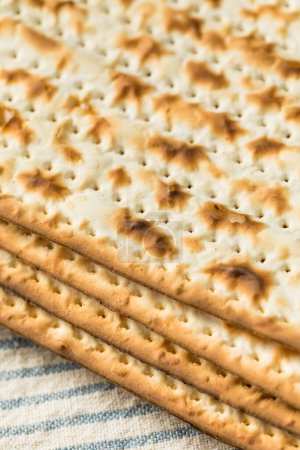 Téléchargez les photos : Pain plat maison juif Matzah prêt à manger - en image libre de droit