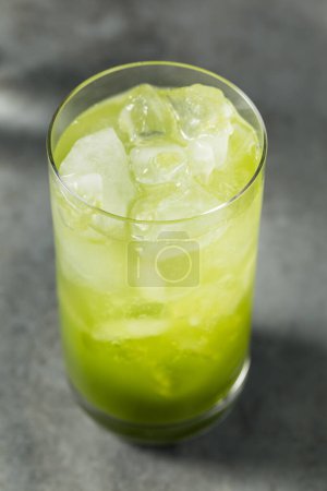 Téléchargez les photos : Cocktail rafraîchissant au soda Matcha froid avec sirop simple - en image libre de droit